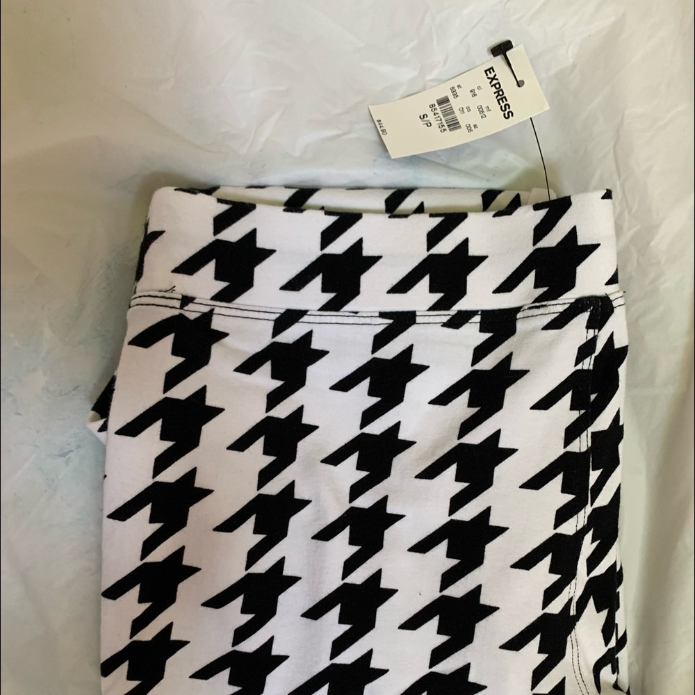 express pattern black and white leggings NWT small